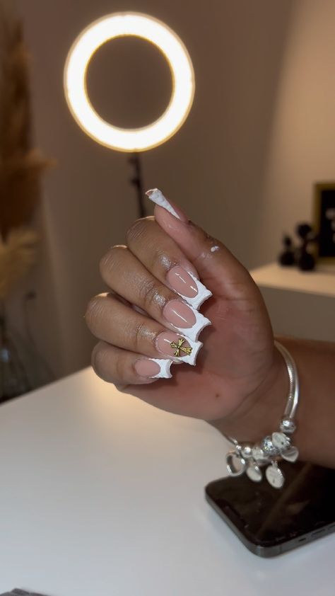 𝐋𝐢𝐜𝐞𝐧𝐬𝐞𝐝𝐍𝐚𝐢𝐥𝐓𝐞𝐜𝐡♡’s Instagram post: “shorttt croc frenchies are the cutest + the gold crossss ugh😩😍😍. . . #ccurvenails #shapingnails #greensboronailtech #nailsofinstagram…” White Croc Nails, Croc Nail Design, Croc Print Nails, Croc Nails, G Nails, White Nail Designs, Print Nails, Bling Acrylic Nails, Croc Print