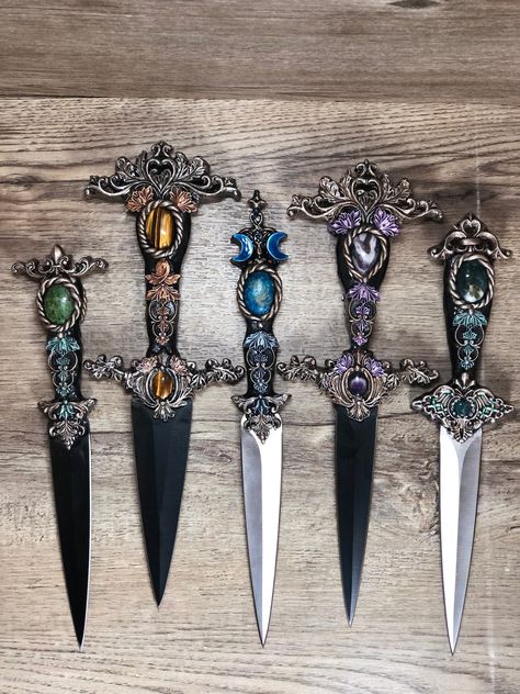 Powerpuff Kızları, Fantasy Dagger, Knife Aesthetic, Art Scary, Pretty Knives, Fantasy Props, Dagger Knife, Cool Swords, Cool Knives