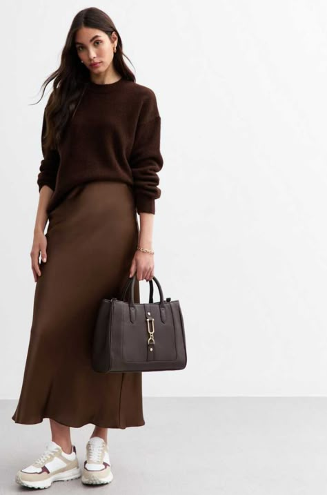 Satin Skirt Outfit Winter, Brown Skirt Outfit, Silk Skirt Outfit, Long Silk Skirt, Satin Skirt Outfit, Sweater And Skirt, Hijabi Fits, Skirt Outfits Fall, Midi Skirt Outfit