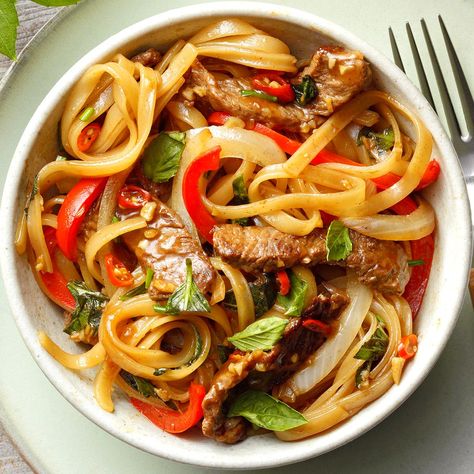 Thai Drunken Noodles with Beef Thai Drunken Noodles, Beef Chuck Steaks, Quick Pasta Dishes, Ginger Pork, Drunken Noodles, Quick Pasta, Pork Stir Fry, Dinner Party Menu, Beef Recipe