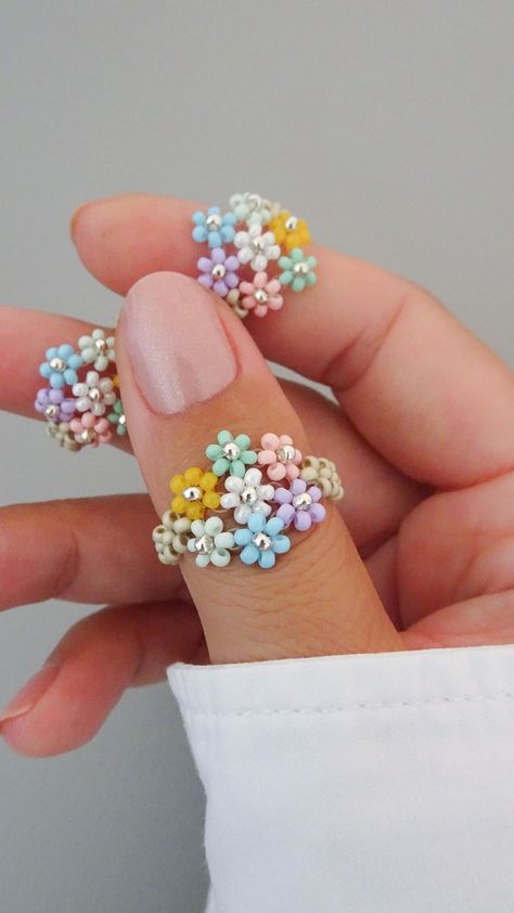 Tutorial in my YouTube channel link in bio.Beaded flower ring 🌸 | Instagram Beaded Flower Jewelry, Beaded Rings Patterns Tutorials, Beaded Ring Patterns, Beaded Rings Ideas, Beaded Flowers Patterns Tutorials, Bead Rings Diy, Flower Ring Beads, Seed Bead Rings Tutorial, Beaded Flower Bracelet Tutorial