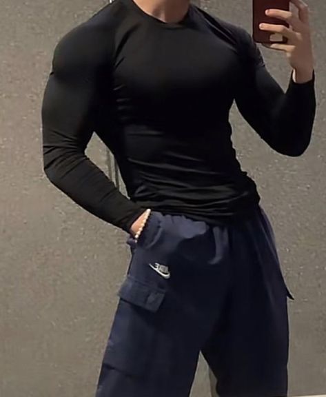 Compression Shirt Men, Men Abs, Gym Guys, Gym Outfit Men, Wellness Massage, 남자 몸, Guys Clothing Styles, Cool Outfits For Men, Gym Style