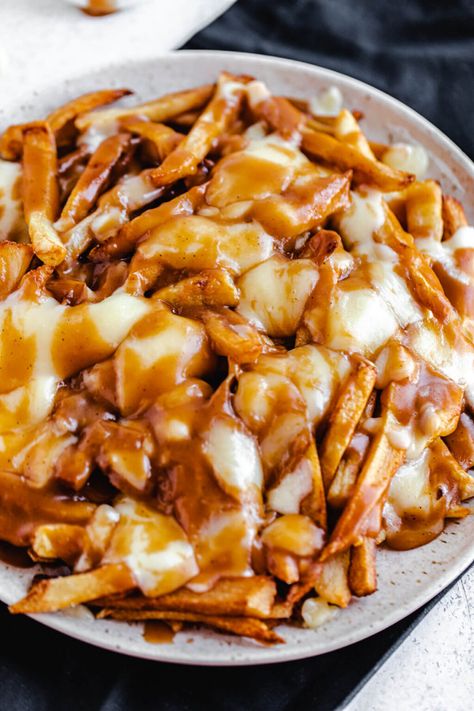 Canadian Dishes Dinners, Poutine Fries Recipe, Chicken Poutine Recipe, Canadian Food Recipes, Poutine Gravy Recipe, Poutine Recipes, Poutine Food, Poutine Gravy, Canadian Poutine