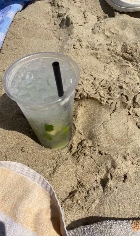 Drinks At The Beach, Drinks On The Beach, Beach Drinks Aesthetic, Cocktail Beach Aesthetic, Drinks At The Beach Aesthetic, Matcha Cocktail, Cocktails Beach Aesthetic, Vacation Drinks Aesthetic, Baddie Room