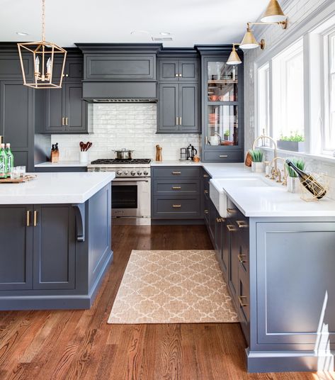 Navy Colored Cabinets Kitchen Design Navy Kitchen, Серая Кухня, Blue Kitchen Cabinets, Gray Cabinets, Blue Cabinets, Dark Kitchen Cabinets, Kitchen Cabinet Colors, Kitchen Decorating, Blue Kitchens