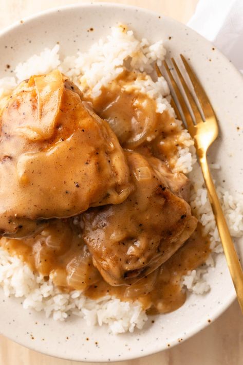 Smothered Chicken Thighs with Gravy and Rice Chicken Thighs With Gravy, Best Smothered Chicken Recipe, Cajun Dessert Recipes, Chicken Rice And Gravy, Smothered Chicken Thighs, Gravy And Rice, Southern Smothered Chicken, Chicken Thigh And Rice Recipe, Smothered Chicken Recipe