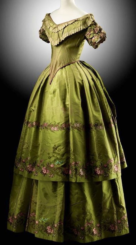 Mid 1800s Fashion, 1840s Dress, Historical Gowns, 1800s Fashion, Dress History, 19th Century Fashion, Victorian Lady, Victorian Clothing, Ladies Gown