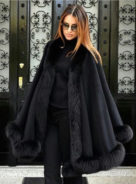 Winter Outfits Over 40, Capes Fashion, Outfits Over 40, Poncho Outfit, Cape Outfit, Cashmere Cape, Black Look, Stylish Coat, Capes For Women