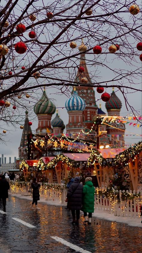 Russian Family Aesthetic, Rusia Aesthetic, Moscow Russia Aesthetic, Christmas In Moscow, Christmas In Russia, Christmas Vacation Ideas, Moscow Russia Travel, Russian New Year, Slavic Countries