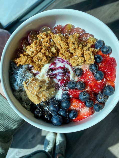 Loaded Yogurt Bowl, Yogurt Breakfast Ideas, Luxury Breakfast, Fruit Granola, Yogurt Breakfast, Granola Breakfast, Fruit Yogurt, Food Bowls, Yogurt Bowl