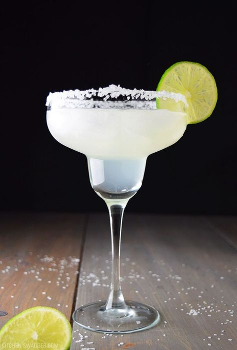 Original Margarita Recipe Original Margarita Recipe, Easy Margarita Recipe, Classic Margarita Recipe, Margarita Bar, Easy Margarita, Mezcal Cocktails, Clam Recipes, Classic Margarita, Margarita Cocktail