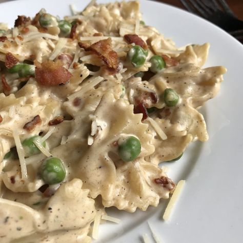 One Pot Bacon and Pea Bow Ties Pasta With Peas And Bacon, Bow Tie Pasta Recipe, Bow Tie Pasta, Pasta With Peas, One Pot Pasta Recipes, Bacon Pasta, Vegan Pasta Recipes, Pasta Ingredients, Pea Recipes