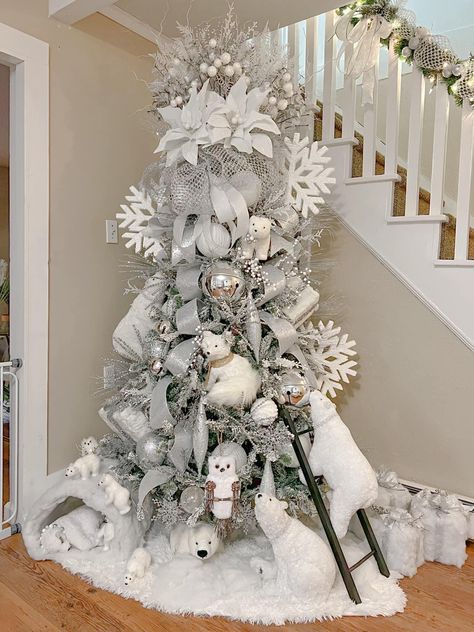 Silver Christmas Tree Decor, White Christmas Decorating Ideas, White And Silver Christmas Tree, White And Silver Christmas, White Christmas Decor Ideas, White Christmas Tree Decorations, Luxury Christmas Tree, Tree Inspiration, Silver Christmas Decorations