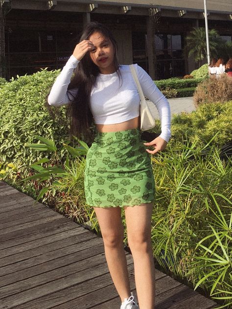 Shein outfits, skirt, basic top, Green Skirt Outfit Aesthetic, On The Go Outfits, Green Skirt Outfit, Skirt Outfit Aesthetic, Green Skirt Outfits, Skirt Outfits Aesthetic, Styling Clothes, Checked Skirt, Effortlessly Chic Outfits