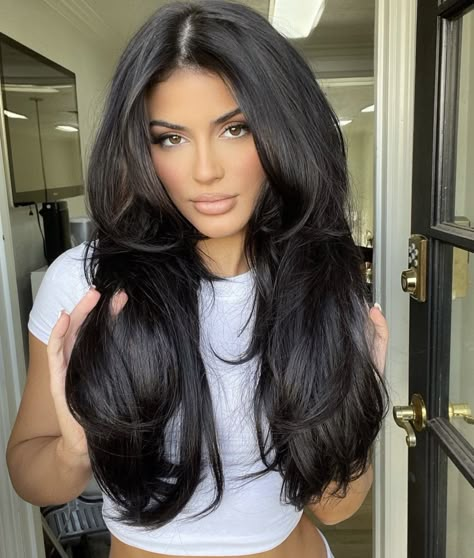 Black Hair With Long Layers, Face Framing Layers Long Hair Straight, Machiaj Smokey Eyes, Dark Hair Women, Layered Haircuts For Medium Hair, Hairstyles For Layered Hair, Long Dark Hair, Blowout Hair, Haircuts Straight Hair