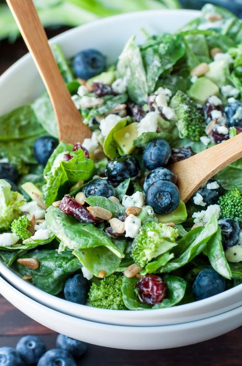 This tasty Blueberry Broccoli Spinach Salad with Poppyseed Ranch is the perfect blend of savory sweetness! Vegetarian and Gluten-Free. Salad Ranch, Restaurant Salads, Salad With Ranch Dressing, Salad With Ranch, Broccoli Spinach, Sommer Mad, Blueberry Salad, Spinach Salad Recipes, Vegetarian Salads