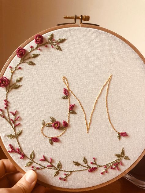 Initial Hand Embroidery, M Embroidery Letter, Embroidery Gifts For Him, Embroidery For Wedding, Hand Embroidery Letters, Embroidery Lettering, Crafts Homemade, Embroidery Stitches Beginner, Embroidery Hoop Crafts