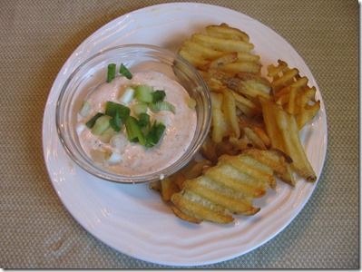 seasoned sour cream dip: mayo, sour cream, parsley, lemon juice, garlic powder, onion powder, paprika, worcestershire sauce, black pepper, red pepper, green onion Season Sour Cream, Seasoned Sour Cream Recipe, Fries Dip, Seasoned Sour Cream, Healthy Superbowl Snacks, Sour Cream Dip, Cream Dip, Waffle Fries, Dried Parsley