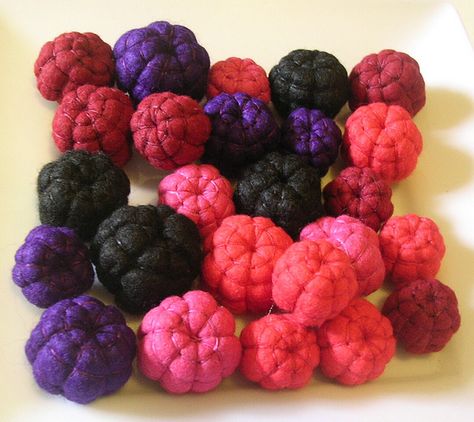 felt berry mix &&&&this might be a good idea. I want small peices he can "cook" Felt Raspberries, Felt Biscuits, Felt Food Diy, Felt Food Patterns, Felt Cupcakes, Felt Cake, Felt Fruit, Felt Play Food, Toy Food