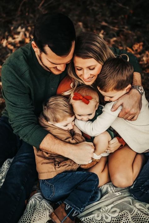 Family Photo Poses Young Children, Creative Fall Family Photoshoot, Family On Blanket Photos, Family At Christmas Aesthetic, Family Pictures By Christmas Tree, Sitting Poses Family Photography, Triplet Family Photos, Thanksgiving Family Pictures At Home, Family Christmas Pictures Family Of 5