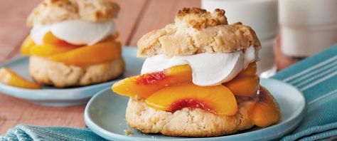 Make shortcakes with Original Bisquick™ mix. Fill this dessert with peach-ginger mixture and whipped cream. Fruit Shortcake, Fruits Yogurt, Peach Shortcake, The View From Great Island, Shortcake Recipe, Maple Cream, Peach Desserts, Buttery Biscuits, Homemade Whipped Cream