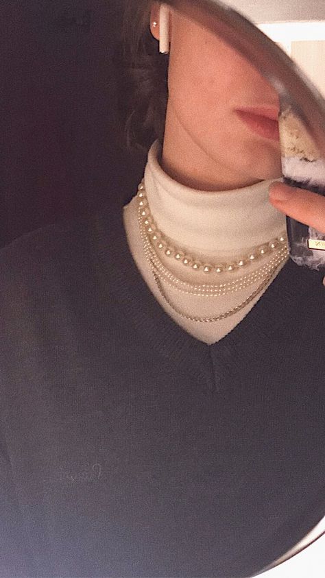 Pearl Outfits Aesthetic, Turtle Neck Necklace Outfit, How To Wear Necklaces With Turtlenecks, Necklace For Turtleneck, Turtle Neck Jewelry, Necklace On Turtleneck, Necklaces With Turtlenecks, Necklace Over Turtleneck, Turtle Neck Accessories