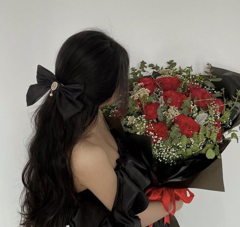 Aesthetic Poses With Rose, Pictures With Flower Bouquet Instagram, Pose With Bouquet Of Flowers Instagram, Brunette With Flowers Aesthetic, Girl With Bouquet Of Flowers Aesthetic, Cute Birthday Pictures, Flower Photoshoot, Dark Feminine Aesthetic, Model Poses Photography