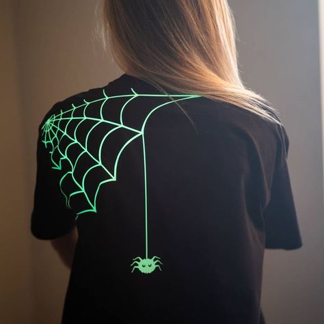 Glow In The Dark Shirt, Diy Halloween Shirts, Halloween Glow In The Dark, Spider Shirt, Halloween Crafts Preschool, Diy Glow, Disney Halloween Shirts, Idee Cricut, Halloween Shirts Kids