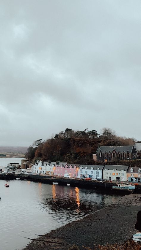 A complete guide to Portree Scotland,. Discover the best things to do, Skye tours, accommodation, and restaurants in Portree on the Isle of Skye. Portree Scotland, Portree Isle Of Skye, Places To Visit In Winter, Scotland Aesthetic, Island Of Skye, Scotland Hiking, Hiking Winter, Isle Of Skye Scotland, Uk Summer