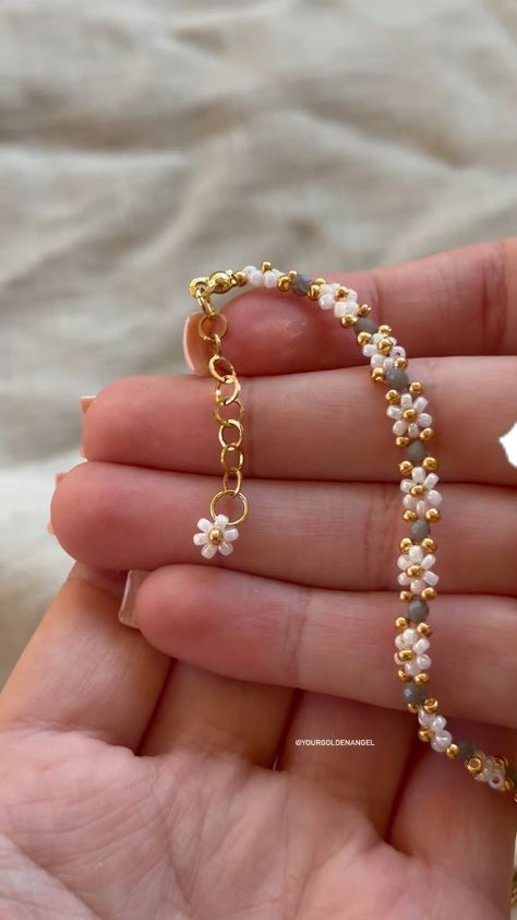 Cute Bracelet Diy, Pretty Bead Bracelets, Beading Flowers Tutorial, Beaded Flower Jewelry, Simple Diy Bracelets, Make Jewelry Ideas, Beaded Accessories Diy, Jewelry Tutorials Bracelets, Beaded Jewellery Ideas