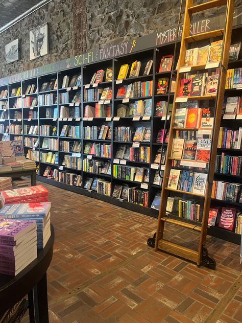 Stars Hollow Bookstore, Bookstore Lighting, Small Bookstore Aesthetic, Cute Bookstore, Cozy Bookstore Aesthetic, Bookstore Aesthetic, Bookstore Ideas, Bookshop Café, Bookstore Design