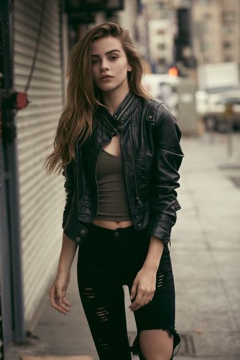 Mode Poses, Bridget Satterlee, Girly Swag, Alt Girls, Model Street Style, Inspired Outfits, Edgy Outfits, Black Leather Jacket, Grunge Outfits