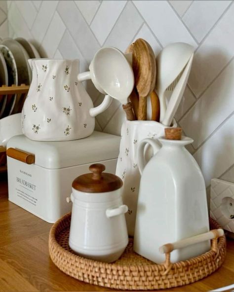 Cute Kitchen Inspiration, Cute Kitchen Decorations, Kitchen List For New Home, Simple Kitchen Table Decor, Decorate Kitchen Table, Light Kitchen Ideas, Cozy Kitchen Design, Aesthetic Dishes, Simple Kitchen Ideas