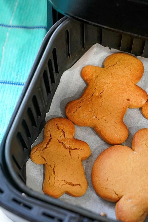 How long to cook air fryer cookie dough baked in small batches in a Cosori or Ninja foodi bake up chewy this way. Easy way to bake refrigerated Pillsbury dough. Air Fryer Cookie Dough, Ninja Foodi Air Fryer Recipes, Easy Ninja Foodi Recipes, Cookies With Cake Mix, Pillsbury Cookie Dough, Gingerbread Cookie Mix, Gingerbread Man Recipe, Fryer Machine, Small Batch Cookies