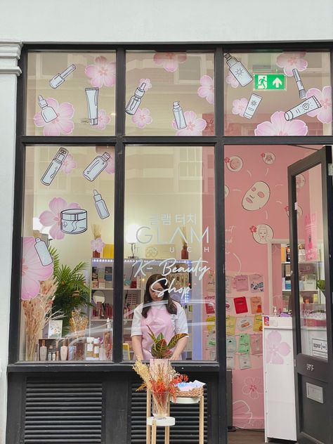 Experience the latest K-Beauty trends at Glam Touch Soho Shop. Korean Skincare Store, Korean Beauty Store, Soko Glam, Skincare Store, Beauty Pop, Korean Skincare Routine, Cosmetic Design, Korean Cosmetics, Shop Interior Design