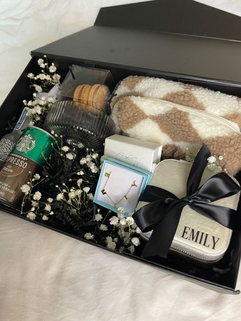 Bridesmaids Gift Boxes Wedding Day, Non Tacky Bridesmaid Gifts, Classy Bridesmaid Proposal Ideas, Elopement Bridesmaid Proposal, Lux Bridesmaid Proposal, Cozy Bridesmaid Proposal, Fantasy Bridesmaid Proposal, Bridemaids Boxes Ideas Goodies, Elegant Bridesmaid Boxes