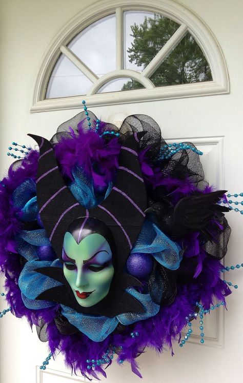 Maleficent Halloween Wreath Door Decoration Wreaths Design, Disney Poster, Halloween Decor Diy, Diy Halloween Wreath, Adornos Halloween, Halloween Door Decorations, Halloween Door, Theme Halloween, Creative Halloween Costumes