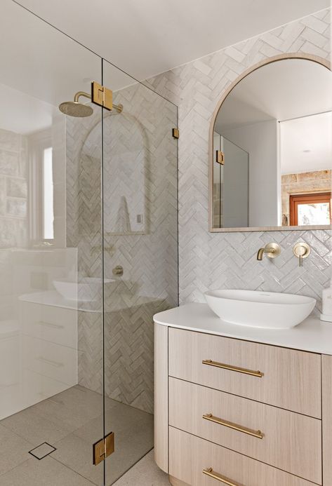 Curbless Steam Shower Ideas, Kid Skincare, Cozy Small Bathroom, Chic Bathroom Design, Small Bathroom Makeover Ideas, Small Coastal Bathroom, Bathroom Makeover Ideas, Shower Tiles, Cozy Bathroom