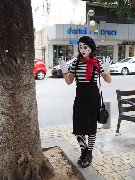 Women Mime Costume, Scary Mime Costume, French Mime Costume, Mime Outfit Aesthetic, Mime Costume Diy Women, Mime Makeup Simple, Circus Outfit Aesthetic, Mime Outfit, French Fancy Dress