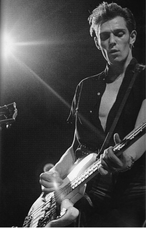 Paul Simonon The Future Is Unwritten, Paul Simonon, Mick Jones, Punk Culture, Joe Strummer, Silly Bands, Bass Music, Punk Rocker, Punk Music