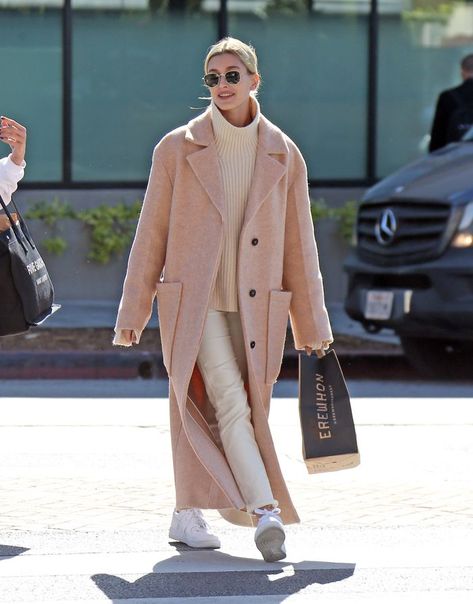 Pink Coat Outfit, Affordable Winter Outfits, Light Pink Coat, Outfit Minimalista, Hailey Bieber Street Style, Mantel Outfit, Minimalist Street Style, Mode Instagram, Chique Outfits