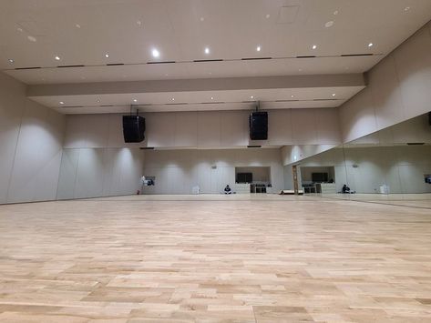 Studio Dance Room Kpop, Dance Studio Design, Practice Room, Dance Room, Kpop Backgrounds, Dance Rooms, Idol Life, Kpop Shifting, Dance Kpop