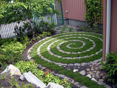 Spiral path in the backyard...with gravel instead of grass... Labyrinth Garden, Moderne Have, Spiral Garden, Meditation Garden, Secret Gardens, Have Inspiration, The Secret Garden, Garden Cottage, Garden Spaces