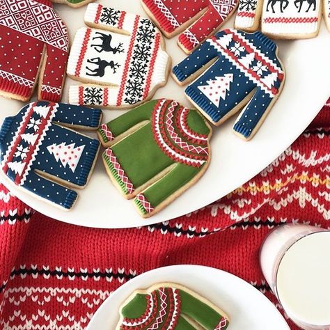 Seen around the office: These UNREAL sweater cookies from our very own @esarcher! 🙀👏❤️🎄#MarthaBakes Sweater Cookies Decorated, Christmas Sweater Cookies, Sweater Cookies, Ugly Sweater Cookie, Fall Decorated Cookies, Decorated Christmas Cookies, Christmas Sugar Cookies Decorated, Christmas Donuts, Cute Christmas Cookies