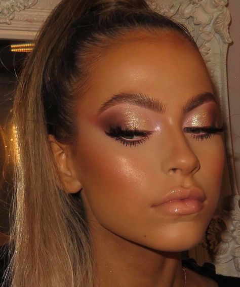 The Perfect First-Date Makeup Ideas to Seduce Your Crush Glam Festival Makeup, Valentine’s Day Glam Makeup, Gold New Years Makeup, Stage Glam Makeup, Nye Gold Makeup, Gold Formal Makeup Looks, Hen Do Makeup Ideas, Vegas Glam Makeup, Disco Wedding Makeup