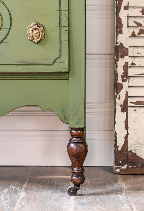 6 Gorgeous Makeovers: Inspiration Green Painted Furniture Lime Green Painted Furniture, Olive Green Wood Furniture, Annie Sloan Green Painted Furniture, Moss Green Painted Furniture, Imbuia Furniture Painted, Olive Green Furniture Paint, Painted Antique Dresser Ideas, Refurbish End Table Ideas, Antique Green Furniture