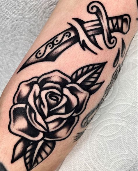 by sunhan.tattoo on insta <3 Name In Rose Tattoo, Lily Traditional Tattoo, American Traditional Black And White, Old School Flower Tattoo, Old School Rose Tattoo, Trad Rose, Rose Tattoo Flash, Black And Grey Rose Tattoo, American Traditional Rose