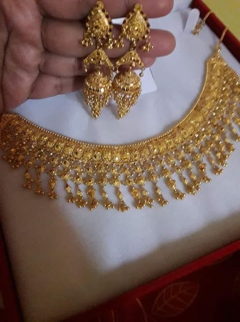 Pakistani Gold Jewellery Design, 3 Tola Gold Set Design, Gold Set Design, Indian Gold Necklace Designs, Desi Jewelry, Unique Gold Jewelry Designs, Bridal Jewelry Sets Brides, Wedding Jewelry Sets Bridal Jewellery, Bridal Necklace Designs