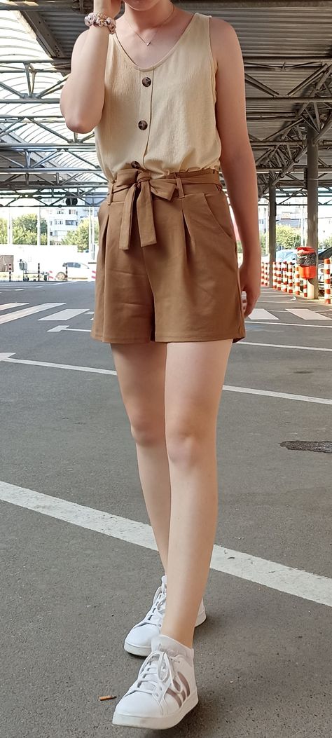 Earth Colors Outfit, Brown Shorts Outfit, Shorts And White Sneakers, Brown Cardigan Outfit, Brown Skirt Outfit, Shorts Outfit Casual, Beige Tank Top, White Shorts Outfit, Summer Casual Outfit