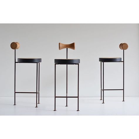 atelier Gustavo Bittencourt on Instagram: “banqueta Torno” Upholstered Swivel Chairs, Designer Bar Stools, Unique Chair, Graduation Project, High Stool, Bedroom Ceiling Light, Cafe Chairs, Kitchen Stools, Chaise Bar